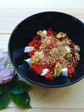 Desayuno o postre de mozzarella, membrillo y nueces
