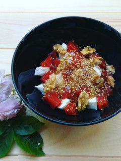 Una foto de Desayuno o postre de mozzarella, membrillo y nueces