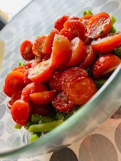 Una foto de Ensalada de judías verdes y tomate cherry al toque de parmesano🍅🍅🍅