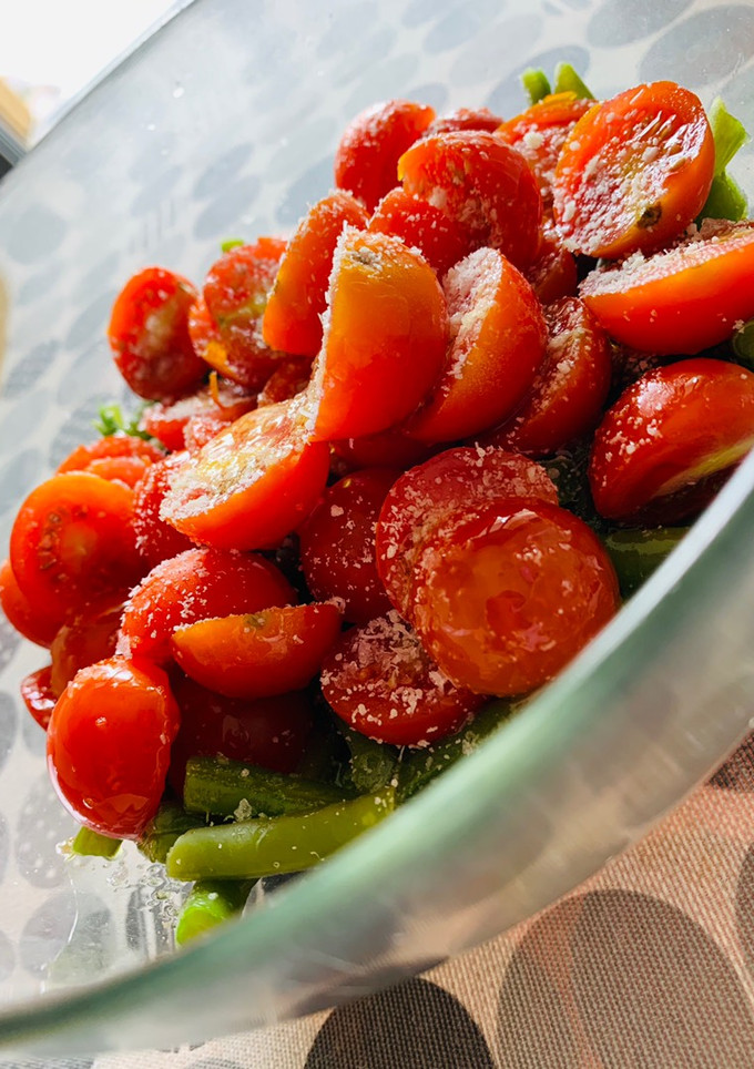 Una foto de Ensalada de judías verdes y tomate cherry al toque de parmesano🍅🍅🍅