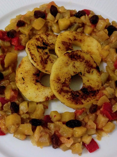 Una foto de Mix de verduras y frutas con manzanas asadas