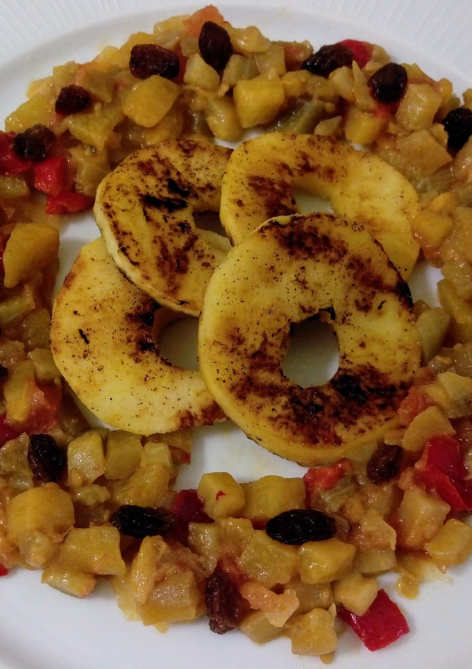 Una foto de Mix de verduras y frutas con manzanas asadas