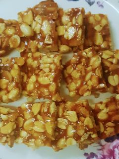 पीनट चिक्की (peanut chikki recipe in marathi) रेसिपी चे मुख्य फोटो 