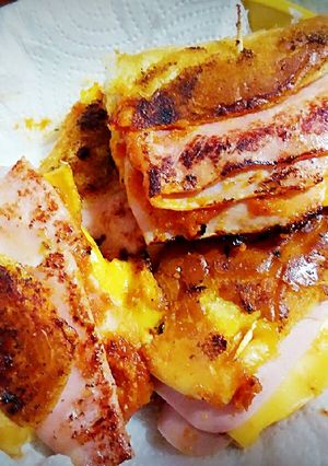Una foto de Pizza sándwich casera rica, fácil y rápida