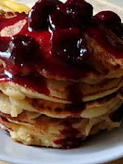 Amerikai palacsinta ötfűszeres meggyraguval recept fotója