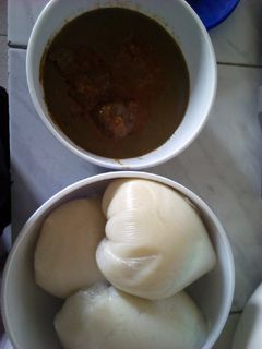 A picture of Tuwon semovita and miyan kuka.