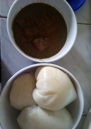 A picture of Tuwon semovita and miyan kuka.