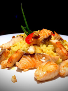 Una foto de Salmón a la plancha con arroz perfumado con Cúrcuma