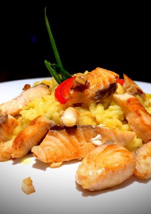 Una foto de Salmón a la plancha con arroz perfumado con Cúrcuma