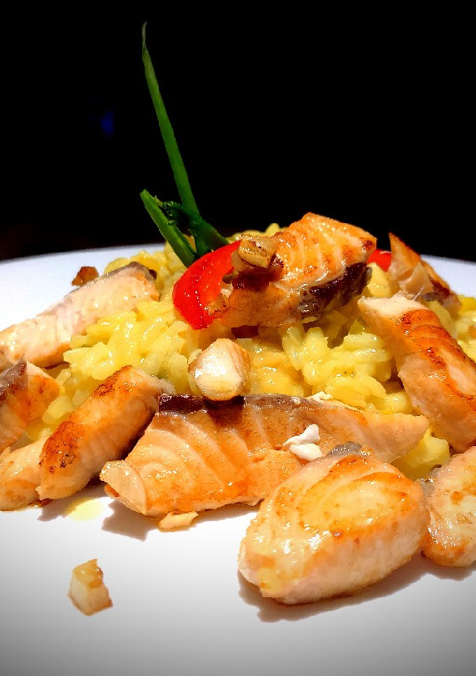 Una foto de Salmón a la plancha con arroz perfumado con Cúrcuma