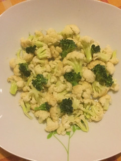 Una foto de Ensalada cruda de coliflor y brócolis