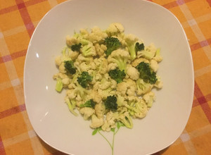 Una foto de Ensalada cruda de coliflor y brócolis
