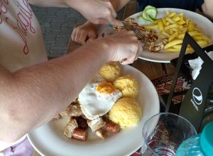 Una foto de Mămăliga cu ou și carne (receta rumana)