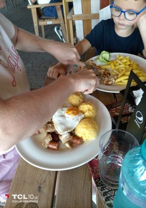 Una foto de Mămăliga cu ou și carne (receta rumana)
