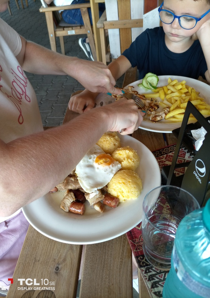 Una foto de Mămăliga cu ou și carne (receta rumana)
