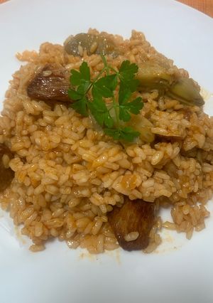 Una foto de Arroz con secreto y alcachofas