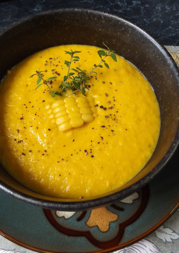 Una foto de Sopa crema de choclos, zanahorias y calabaza