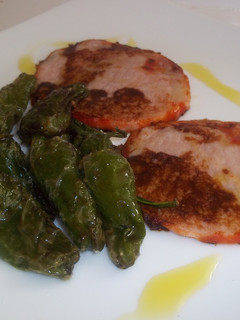 Una foto de Lomo adobado y pimientos del padrón