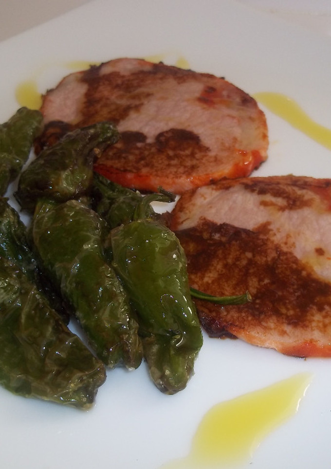 Una foto de Lomo adobado y pimientos del padrón