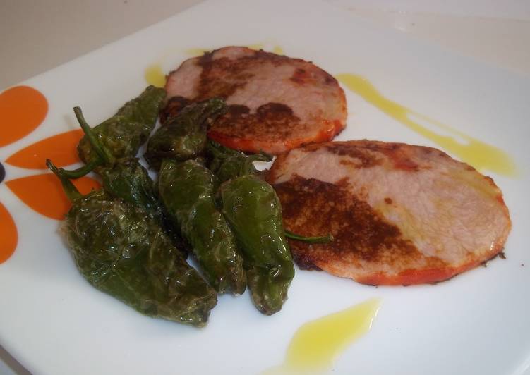 Lomo adobado y pimientos del padrón