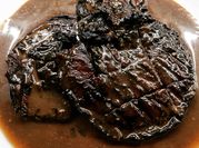 Una foto di bistecca alla griglia