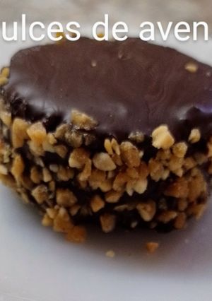 Una foto de Dulces de avena y maní (sin azúcar agregada bañados en 🍫😋