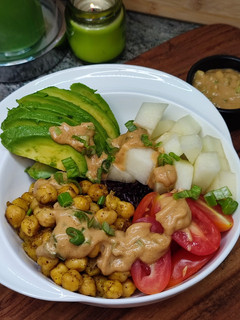 Una foto de Poke bowl de arroz vegano