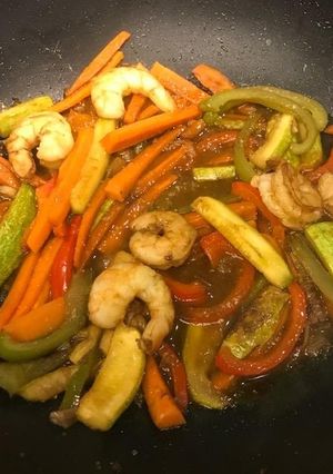 Una foto de WOK CON CAMARONES 🍤