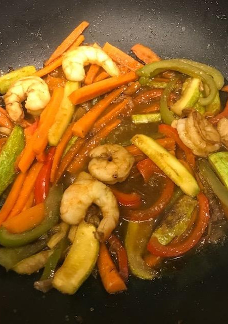 Una foto de WOK CON CAMARONES 🍤