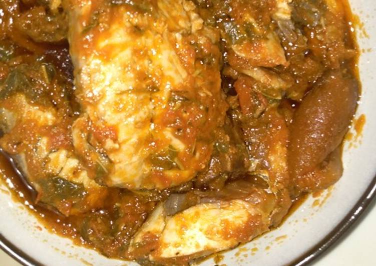 Spinach stew with smoked fish and pomo (cowskin)