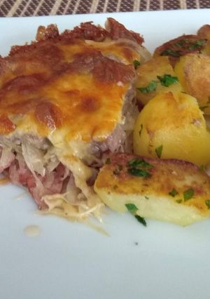 Csirkemell savanyúkáposzta ágyon sütve, fűszeres újkrumplival recept fotója