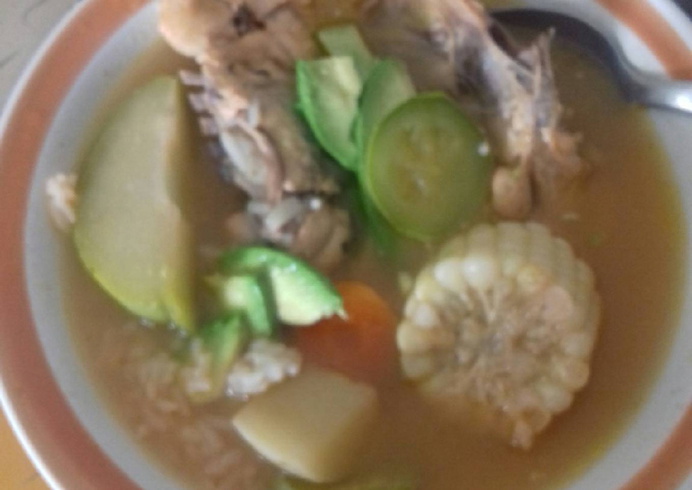 Caldo de huesos de pollo