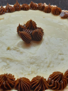Una foto de Tarta de crema pastelera al Sabayón y dulce de leche 💣