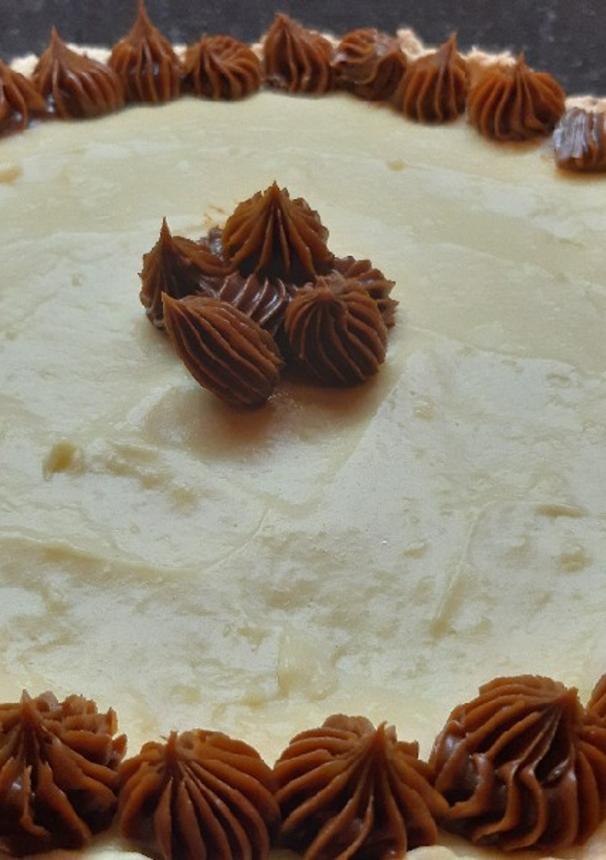 Una foto de Tarta de crema pastelera al Sabayón y dulce de leche 💣