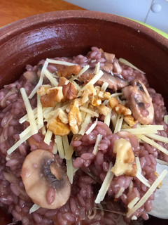 Una foto de Risotto de vino tinto y Champiñones
