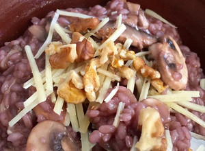 Una foto de Risotto de vino tinto y Champiñones
