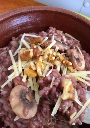 Una foto de Risotto de vino tinto y Champiñones