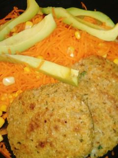 Una foto de Hamburguesas de trigo bulgur Veganas!! Con ensalada de palta, zanahoria y choclo!!