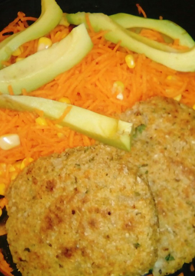 Una foto de Hamburguesas de trigo bulgur Veganas!! Con ensalada de palta, zanahoria y choclo!!