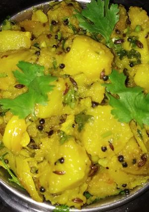 बटाटा भाजी (batata bhaji recipe in marathi) रेसिपी चे मुख्य फोटो 