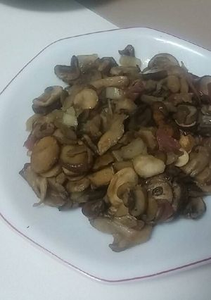 Una foto de 1057. Champiñones y setas con jamón