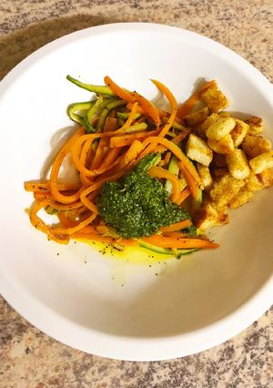 Foto di Spaghetti di verdure con pesto di rucola e crostini