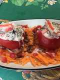 Tomates farcies au crabe, carottes râpées et crème de balsamique