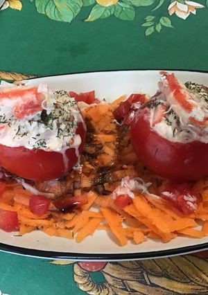 Une photo de Tomates farcies au crabe, carottes râpées et crème de balsamique