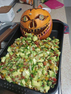 Una foto de Nachos con queso y guacamole de nuestra calabaza de Halloween