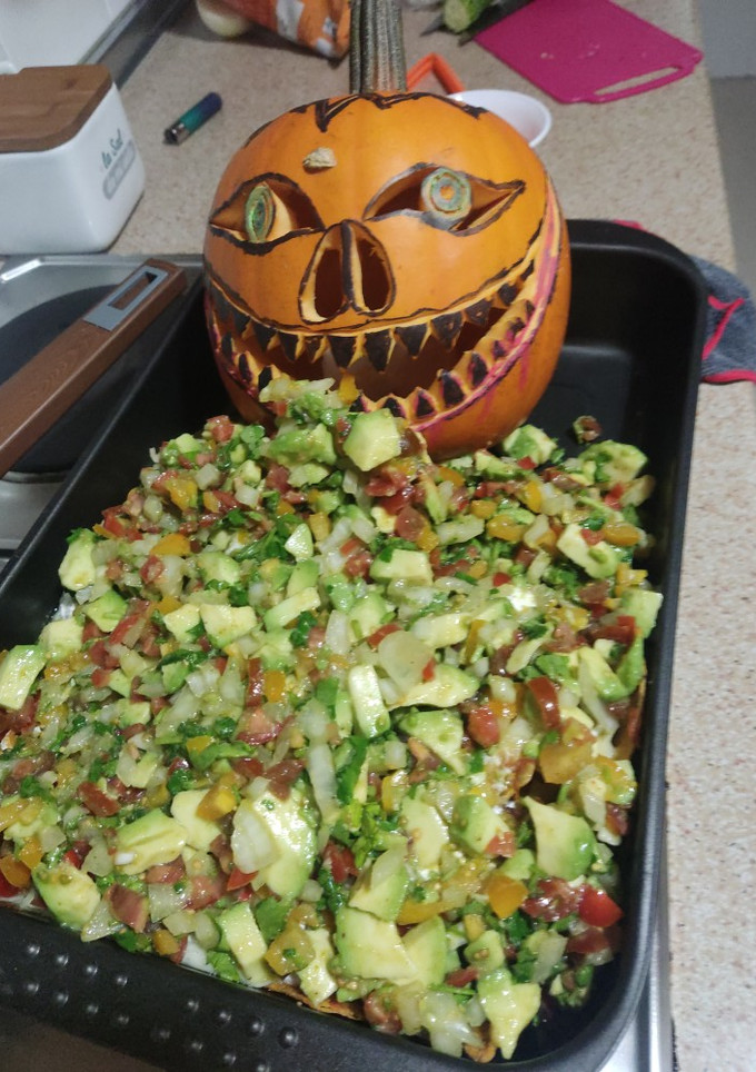 Una foto de Nachos con queso y guacamole de nuestra calabaza de Halloween