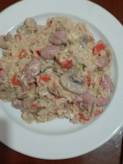 Una foto de Risoto de longaniza fresca y champiñones naturales