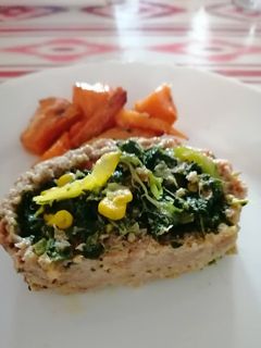 Una foto de Enrollado de pollo y pavo relleno de espinaca