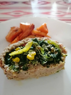 Una foto de Enrollado de pollo y pavo relleno de espinaca