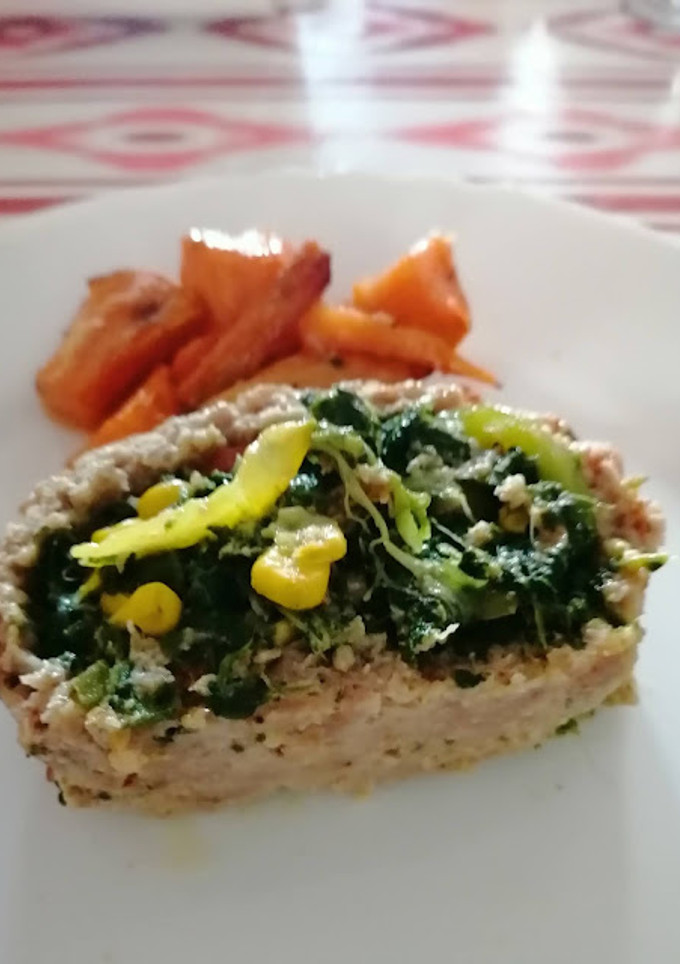 Una foto de Enrollado de pollo y pavo relleno de espinaca